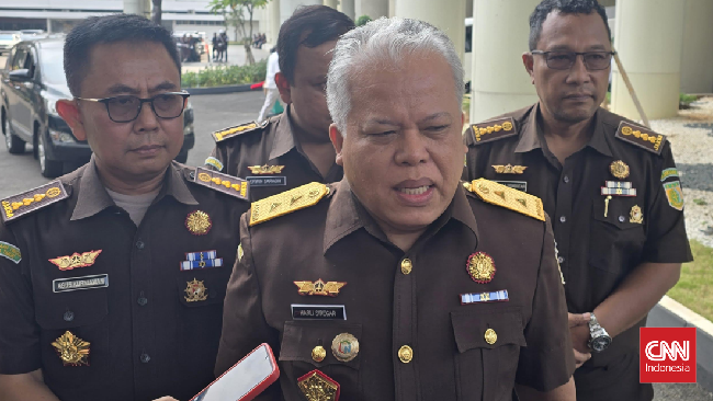 Kejagung Geledah Apartemen Stafsus Nadiem Makarim Kejagung menggeledah apartemen Stafsus eks Mendikbud Nadiem Makarim terkait kasus korupsi Program Digitalisasi Pendidikan di Kemendikbud Ristek.