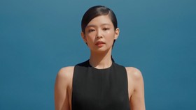 Jennie BLACKPINK Debut Jadi Model, Melenggang di Runway La Casa