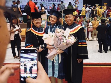 img-title Jadi Sarjana Pendeta, 7 Potret Joanna Alexandra Wisuda Ikuti Jejak Mendiang Suami
