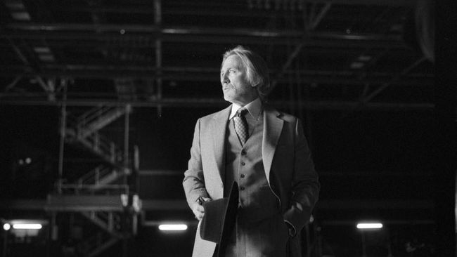Sutradara Rian Johnson mengumumkan Knives Out 3 mulai menjalani proses syuting dan membagikan foto penampilan baru Detektif Benoit Blanc.
