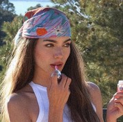 Headscarf Jadi Tren 'Panas' Musim Ini, Simak Panduan Gayanya dari Para Artis