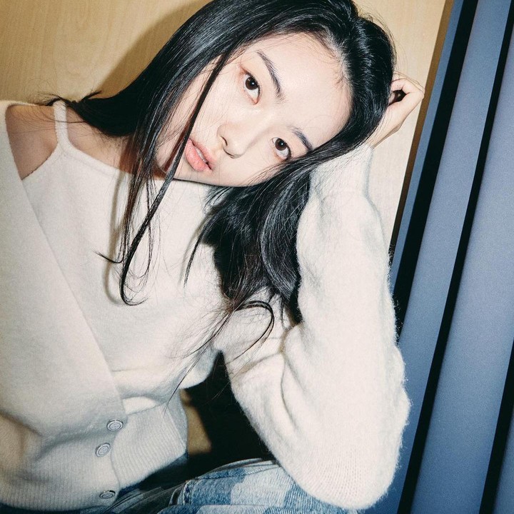 <p>Melalui akun Instagram pribadinya, Lim Na Young kerap membagikan potret dirinya di berbagai macam gaya. Ia tampil begitu cantik dan menarik dalam balutan outfit casual, sporty, hingga feminin. (Foto: Instagram @nayoung_lim)</p>