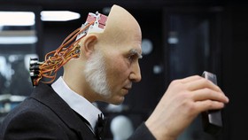 FOTO: Wajah-wajah Silikon Robot China Peniru Ekspresi