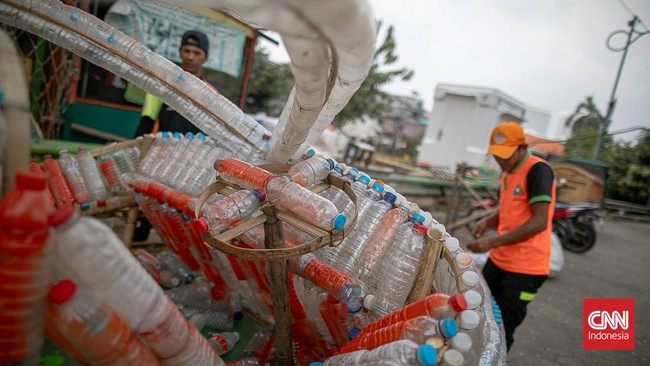 FOTO: Kala Sampah Botol Plastik Disulap Jadi Perahu