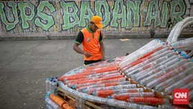 FOTO: Kala Sampah Botol Plastik Disulap Jadi Perahu
