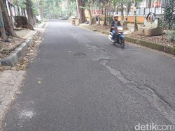 Awas! Lubang di Jalan Ciungwanara Bandung Berpotensi Membahayakan