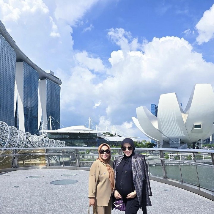 <p>Penyanyi Tanah Air Syahrini saat ini tengah menjalani kehamilan anak pertama. Sembari menantikan kelahiran sang anak, ternyata Syahrini ditemani oleh sang ibunda lho. Keduanya pun tampak bahagia berkelana di Singapura. (Foto: Instagram @princessyahrini).</p>