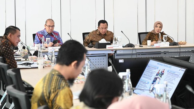 Selain mencapai target produksi, Pertamina juga berhasil mendistribusikan BBM dan LPG mencakup 98 persen wilayah Indonesia per akhir 2023.