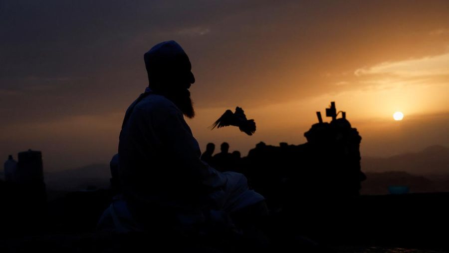 Peziarah Muslim mengunjungi Gunung Al-Noor, tempat umat Islam percaya Nabi Muhammad menerima kata-kata pertama Alquran melalui Jibril di gua Hira, menjelang ibadah haji tahunan di kota suci Mekah, Arab Saudi, 11 Juni 2024. Peziarah Muslim mengunjungi Gunung Al-Noor, tempat umat Islam percaya Nabi Muhammad menerima kata-kata pertama Alquran melalui Jibril di gua Hira, menjelang ibadah haji tahunan di kota suci Mekah, Arab Saudi, 11 Juni 2024. (REUTERS/Mohammed Torokman)