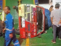 Pikap Muat Katul Terguling di Kapal Saat Seberangi Selat Bali