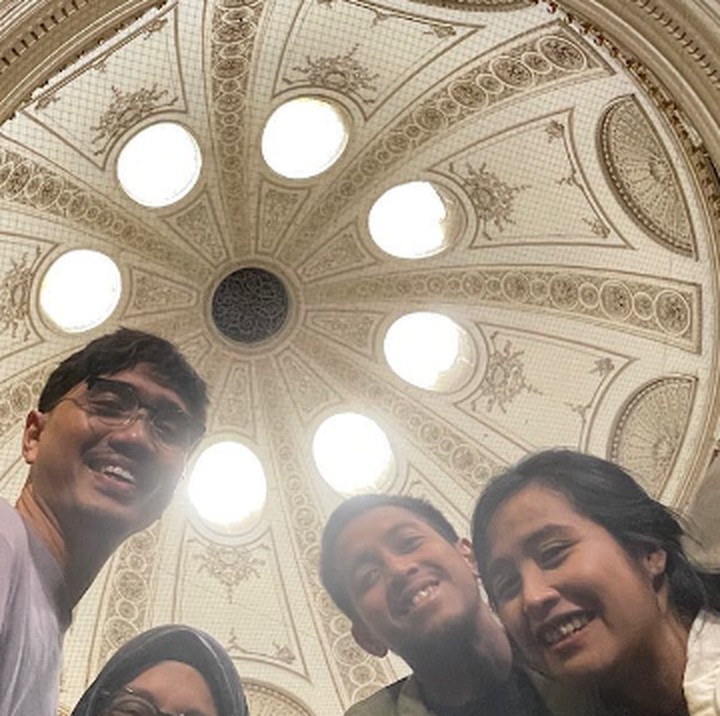 <p>Banyak netizen yang mendoakan kesuksesan Ayman nih, Buhnda. Mereka berharap agar Ayman menjadi atlet andalan Indonesia. "Semoga putranya menjadi atlet badminton andalan Indonesia <em>nggih</em>. Berkah Pak Duta sekeluarga," ujar seorang netizen. "Semangat <em>@aymanmodjo</em>, kamu mendapatkan<em> support system</em> terbaik di dunia," kata netizen yang lainnya.  (Foto: Instagram: @pakduta)</p>