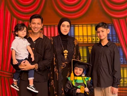 7 Potret Wisuda TK Queen Eijaz Anak Fairuz A Rafiq, Tampilkan Tari Saman