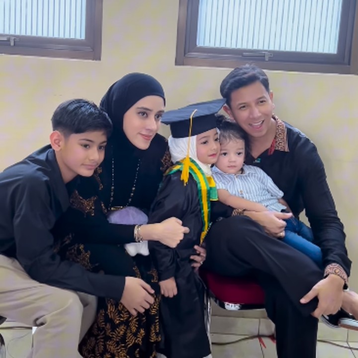 <p>Pasangan Fairuz A Rafiq dan Sonny Septian tengah merasakan kebahagiaan, Bunda. Bukan tanpa alasan, sang putri Queen Eijaz baru saja lulus dari TK, lho. (Foto: instagram: @sonnyseptian)</p>