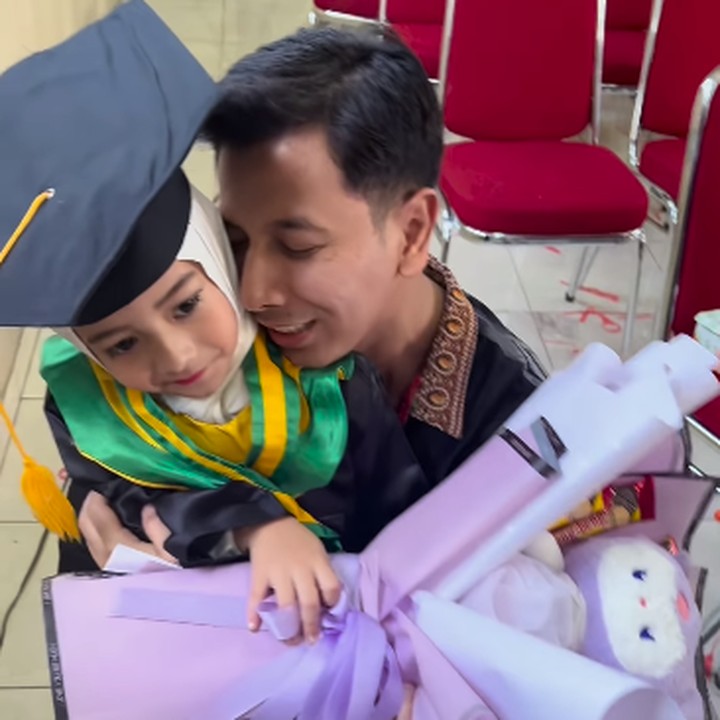 <p>"Duh anak perempuanku. Kadang suka merasa cepat banget sih nak gedenya. Perasaan baru saja lahir, perasaan baru saja merangkak, perasaan baru saja belajar ngomong, perasaan baru saja belajar jalan. Bayi perempuan yang mungil sekarang sudah bisa menari, dia belajar membaca dan mengeja banyak kata, tutur Sonny. (Foto: instagram: @sonnyseptian)</p>