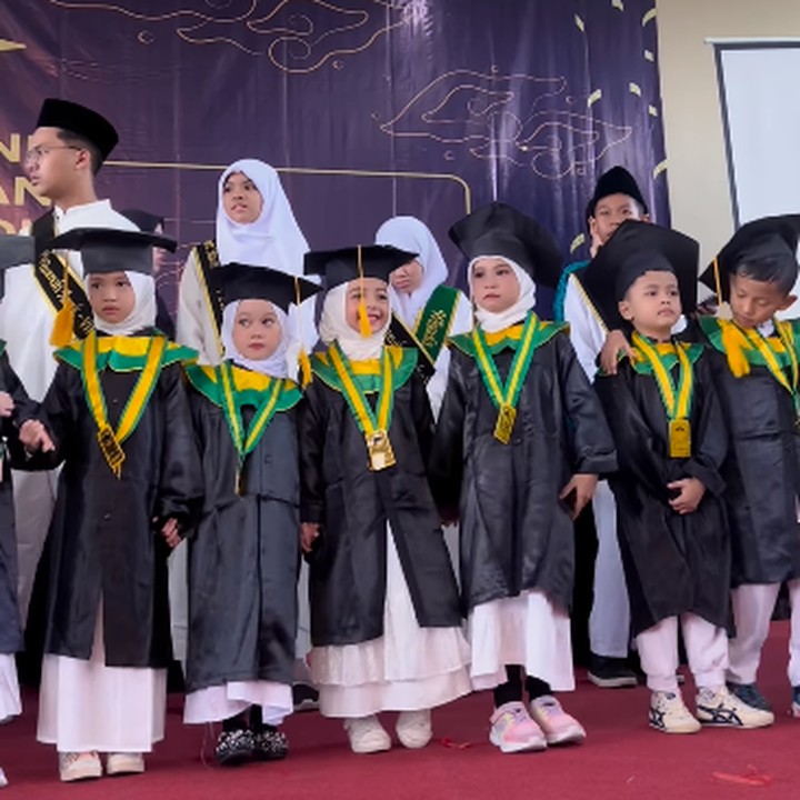 <p>Banyak netizen yang mengucapkan selamat kepada Eijaz nih, Bunda. Tidak sedikit yang mendoakan agar cita-cita Eijaz dapat tercapai dan menjadi anak yang salihah. (Foto: instagram: @sonnyseptian)</p>