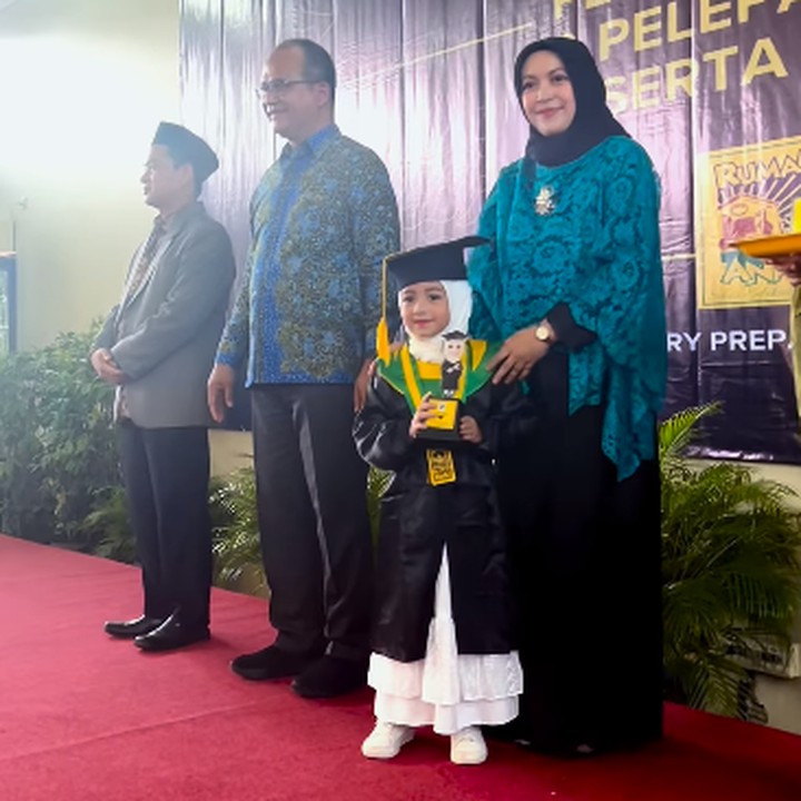 <p>Sonny menyebut dirinya tidak menyangka kalau sang putri tumbuh besar dengan sangat cepat. Kini, Eijaz bahkan sudah bisa menari, membaca, dan mengeja banyak kata. (Foto: instagram: @sonnyseptian)</p>