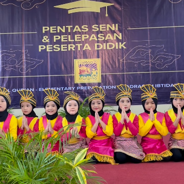 <p>Sonny mengunggah sebuah video yang memperlihatkan Eijaz beserta teman-temannya menampilkan tari saman. Eijaz pun tampil cantik dan percaya diri. (Foto: instagram: @sonnyseptian)</p>