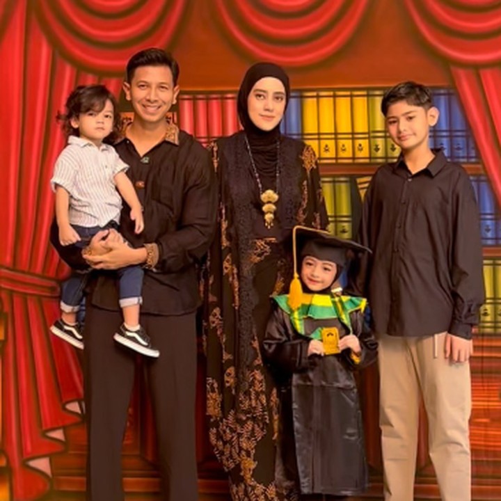<p>"Selamat anak cantik, semoga semakin salihah dan tercapai cita-citanya," ungkap seorang netizen dengan emotikon hati. "<em>MasyaAllah</em> <em>tabarakallah</em>. Selamat ya Kakak Eijaz," ujar netizen lainnya. (Foto: instagram: @sonnyseptian0</p>