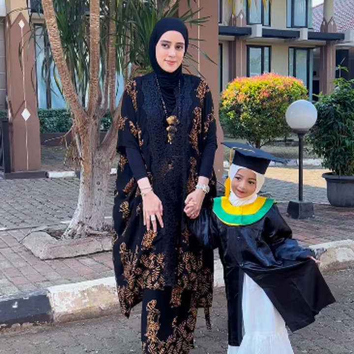 <p>Bersama dengan kedua putranya King Faaz dan King Zhafi, Fairuz dan Sonny menghadiri acara wisuda Eijaz. Momen ini pun dibagikan langsung pada laman media sosial keduanya. (Foto: instagram: @sonnyseptian)</p>