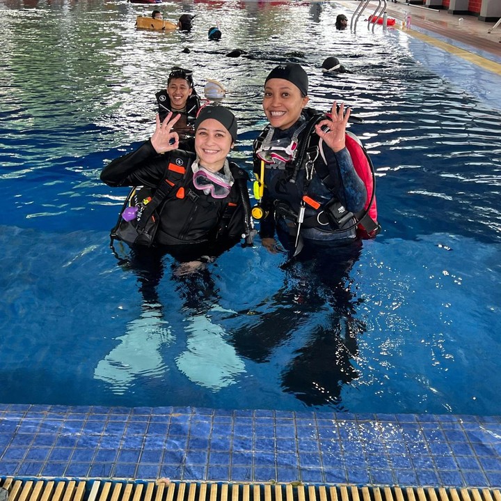 <p>Prilly juga memperlihatkan potret dirinya bersama teman-teman ketika sedang melakukan latihan. "Kalau kita sudah nyaman di bawah laut pasti tambah enak divingnya dan tambah kita bisa belajar dan jaga terus laut kita!" kata Prilly. (Foto: Instagram @prillylatuconsina96)</p>