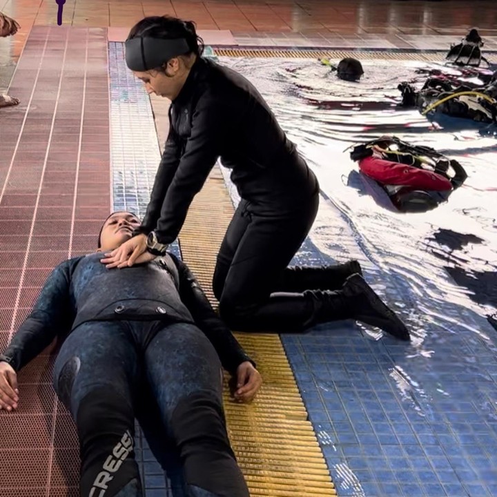 <p>Dalam salah satu foto yang dibagikan, Prilly Latuconsina tampak sedang memberikan pertolongan resusitasi jantung paru atau CPR kepada seorang penyelam. (Foto: Instagram @prillylatuconsina96)</p>