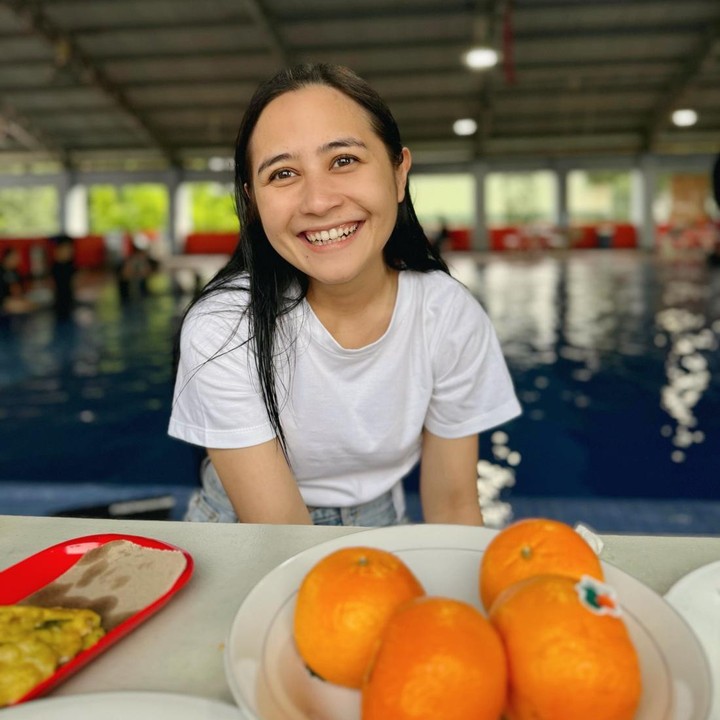 <p>Keberhasilan ini menjadi kebahagiaan tersendiri bagi Prilly, Bunda. Ia memperlihatkan senyum sumringah ketika foto. <em>"Slide</em> terakhir muka <em>happy</em> aku setelah lulus <em>training</em> ini," tulisnya. Foto: Instagram @prillylatuconsina96)</p>