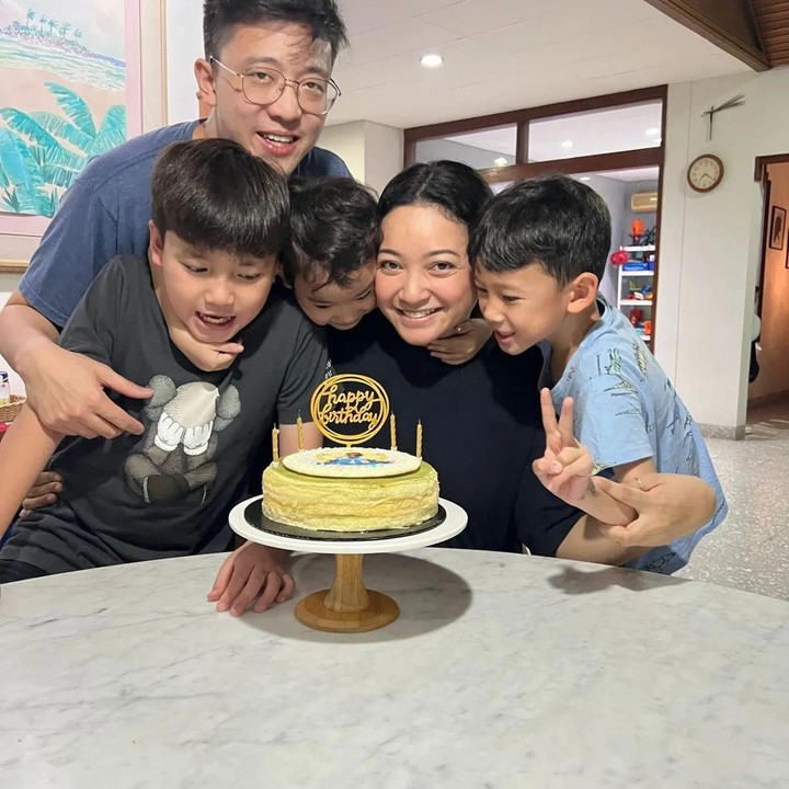 <p>Agni sempat membagikan momen manis ketika ia berulang tahun dan dikelilingi oleh anak-anak serta suami tercinta. "Bersyukur karena masih bisa merayakan bertambahnya usia dengan sehat, dibawah atap rumah dan lengkap bersama anak-anak dan suami," kata Agni. (Foto: Instagram @agnipratistha)</p>