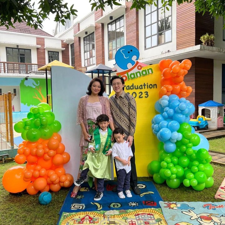 <p>Agni juga kerap berbagi cerita soal perjalanannya sebaga Bunda, termasuk ketika pertama kali menghadiri wisuda anak. "Pertama kalinya ngerasain anak <em>graduation.</em> Dulu jaman Mas Oo pas sakit kawasaki dan berikutnya pas masa pandemi. Bhaga satu-satunya anakku yang baru bisa jalan sudah minta masuk di baby class umur 11 bulan. Gak terasa 5 tahun sudah," ungkapnya. (Foto: Instagram @agnipratistha)</p>
