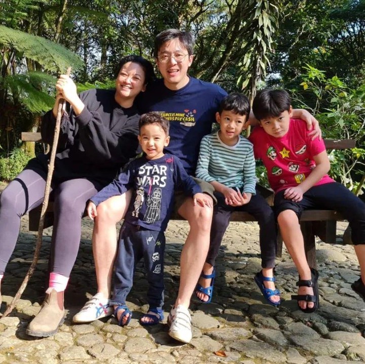 <p>Agni juga kerap membagikan momen ketika mereka sedang pergi jalan-jalan sekeluarga. <em>"A quick getaway with the family.</em> Dari kecil kami tumbuh dengan kebiasaan liburan bersama eyang dan sepupu-sepupu. Yang dekat-dekat saja lokasinya tapi yang penting ngumpulnya," ucapnya. (Foto: Instagram @agnipratistha)</p>