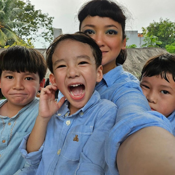 <p>Lewat media sosial, Agni Pratistha kerap membagikan potret menggemaskan bersama ketiga anaknya, nih. "My boys," tulisnya di keterangan foto. (Foto: Instagram @agnipratistha)</p>