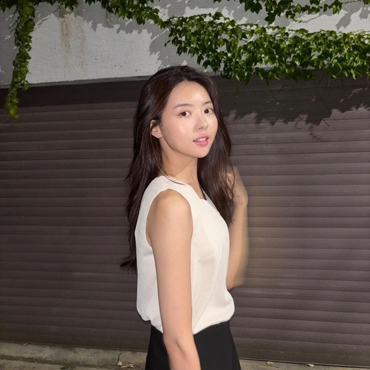 <p>Rambut panjang sepunggung eks idol ini memang salah satu poin yang tidak bisa terelakkan, ya. Helai tebal miliknya ini semakin menambah kesan tampilan yang begitu anggun di tiap potret Lim Na Young. (Foto: Instagram @nayoung_lim)</p>