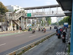 Tuman! Tak Ada Razia, Puluhan Kendaraan Terobos Busway di Matraman
