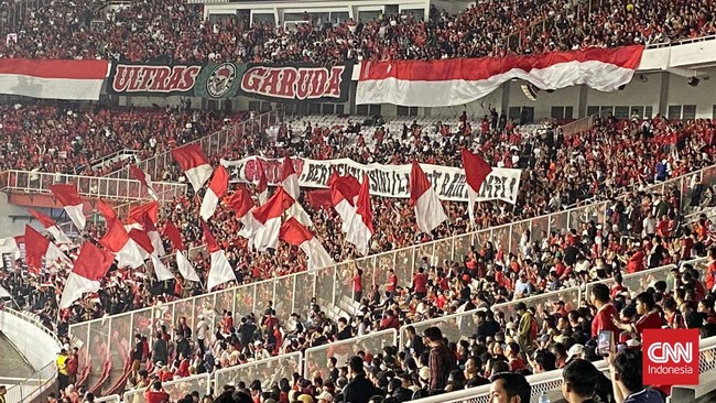 Polisi mengamankan tiga orang penonton fans Timnas Indonesia karena kedapatan membawa benda terlarang ke GBK.