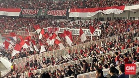 Fans Timnas Indonesia Beri Salam Hormat ke Jay Idzes Cs dan STY