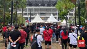 4 Jam Sebelum Kick Off, Ribuan Suporter Padati GBK di Tengah Hujan
