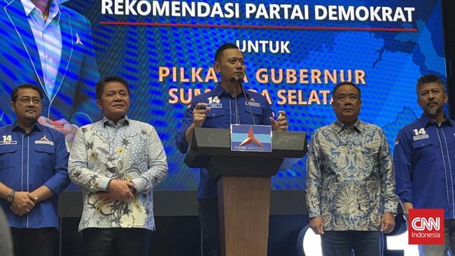 AHY memberikan surat rekomendasi kepada 60 calon pasangan kepala wilayah untuk maju di Pilkada 2024 di Kantor DPP Partai Demokrat.