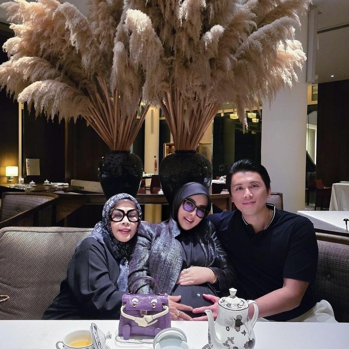 <p>Tak hanya itu, Syahrini juga menyempatkan diri untuk berkunjung ke salah satu restoran. Tidak hanya ditemani oleh ibundanya, tetapi ibu hamil yang satu ini juga didampingi oleh sang suami tercinta, yakni Reino Barack. (Foto: Instagram @princessyahrini).</p>