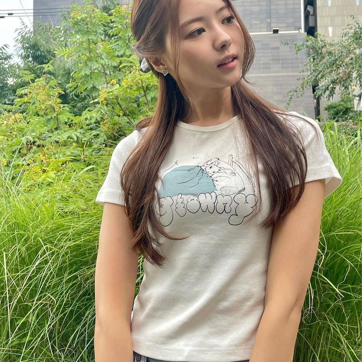 <p>Tampilan casual memang seringkali menjadi langganan Lim Na Young ketika menghabiskan waktu luangnya, seperti di potret satu ini. Perempuan berusia 29 tahun ini memperindah figurnya dengan gaya rambut yang begitu manis. (Foto: Instagram @nayoung_lim)</p>