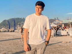 Beda Banget! 7 Potret Adu Gaya Teuku Ryan Dulu Pegawai BUMN Vs Kini Jadi Artis