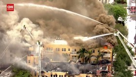 VIDEO: Kebakaran Besar Melanda Gedung Apartemen di Miami