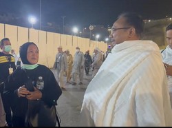 Momen Menag Yaqut Menunaikan Umrah Wajib
