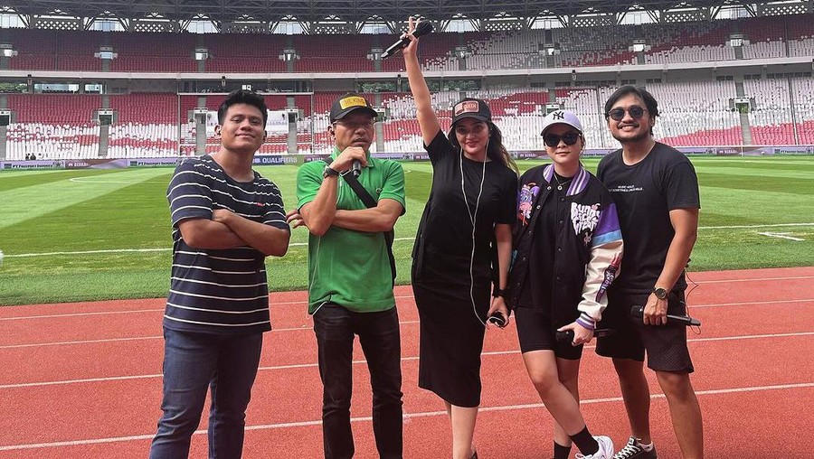 6 Potret Detik-detik Anang dan Ashanty Walk Out Usai Disoraki Satu GBK 6 Potret Detik-detik Anang dan Ashanty Walk Out Usai Disoraki Satu GBK