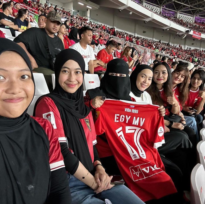 <p>Adiba Khanza Az-Zahra turut hadir dalam pertandingan Timnas Indonesia Vs Filipina di GBK pada Selasa (11/6/2024). Ia bersama Sang Bunda dan adik-adiknya tentunya datang untuk mendukung sang suami, Egy Maulana Vikri, yang ikut bertanding dalam pertandingan tersebut. "<em>bismillah</em> el mantu semoga Allah sehatkan dan dikasih kekuatan, doakan timnas malam ini ya melawan philippines," tulis Sang Bunda, dikutip dari laman <em>Instagram@_ummi_pipik_,</em> Rabu (12/6/2024). (Foto: Instagram@_ummi_pipik_)</p>