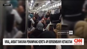 VIDEO: Akibat Tawuran Penumpang Kereta Api Bersembunyi Ketakutan