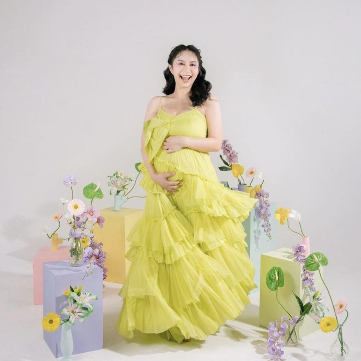 <p>Aktris Clairine Clay sekarang tengah mengandung anak pertamanya dari Joshua Suherman. Ibu hamil yang satu ini juga melakukan maternity shoot dengan konsep dikelilingi bunga berwarna-warni. Bak ibu peri ya. (Foto: babyaxioo by Instagram @clairineclay).</p>