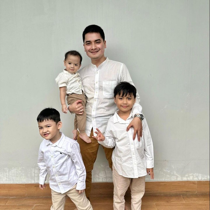 <p>Banyak netizen yang gemas melihat potret ketiga putra Alvin Faiz ini, Bunda. Tidak sedikit yang menyebut ketiganya akan menjadi anak-anak yang salih dan <em>bodyguard</em> yang kece bagi sang Bunda. (Foto: Instagram: @alvin_411)</p>
