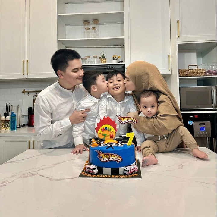 <p>Alvin kerap membagikan momen kebersamaannya dengan ketiga putranya ini. Mereka pun sering mengenakan baju kembaran, Bunda. (Foto: Instagram: @alvin_411)</p>