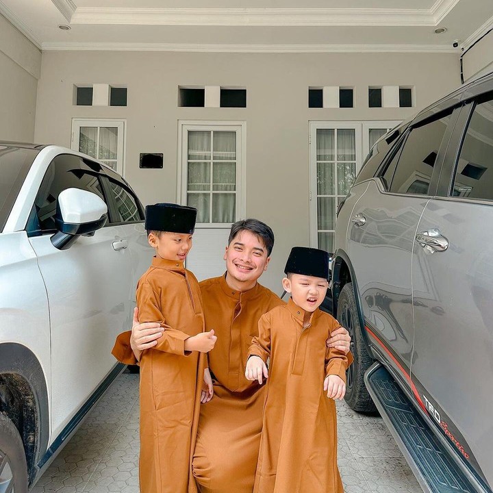 <p>Sebelum menikah dengan Henny Rahman, Alvin Faiz pernah menikah dengan Larrisa Chou, Bunda. Dari pernikahan ini keduanya pun dikaruniai seorang putra bernama Muhammad Yusuf Alvin Ramadhan. (Foto: Instagram: @alvin_411)</p>