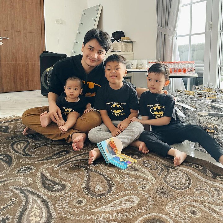 <p>Dalam salah satu unggahan perayaan ulang tahun Zayn, Alvin Faiz dan keempat anaknya terlihat kompak mengenakan baju berlogo Batman, Bunda. Menggemaskan banget, ya. (Foto: Instagram: @alvin_411)</p>