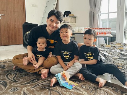 7 Potret Alvin Faiz Main Bareng 3 Putranya, Kompak Pakai Baju Kembar Bun